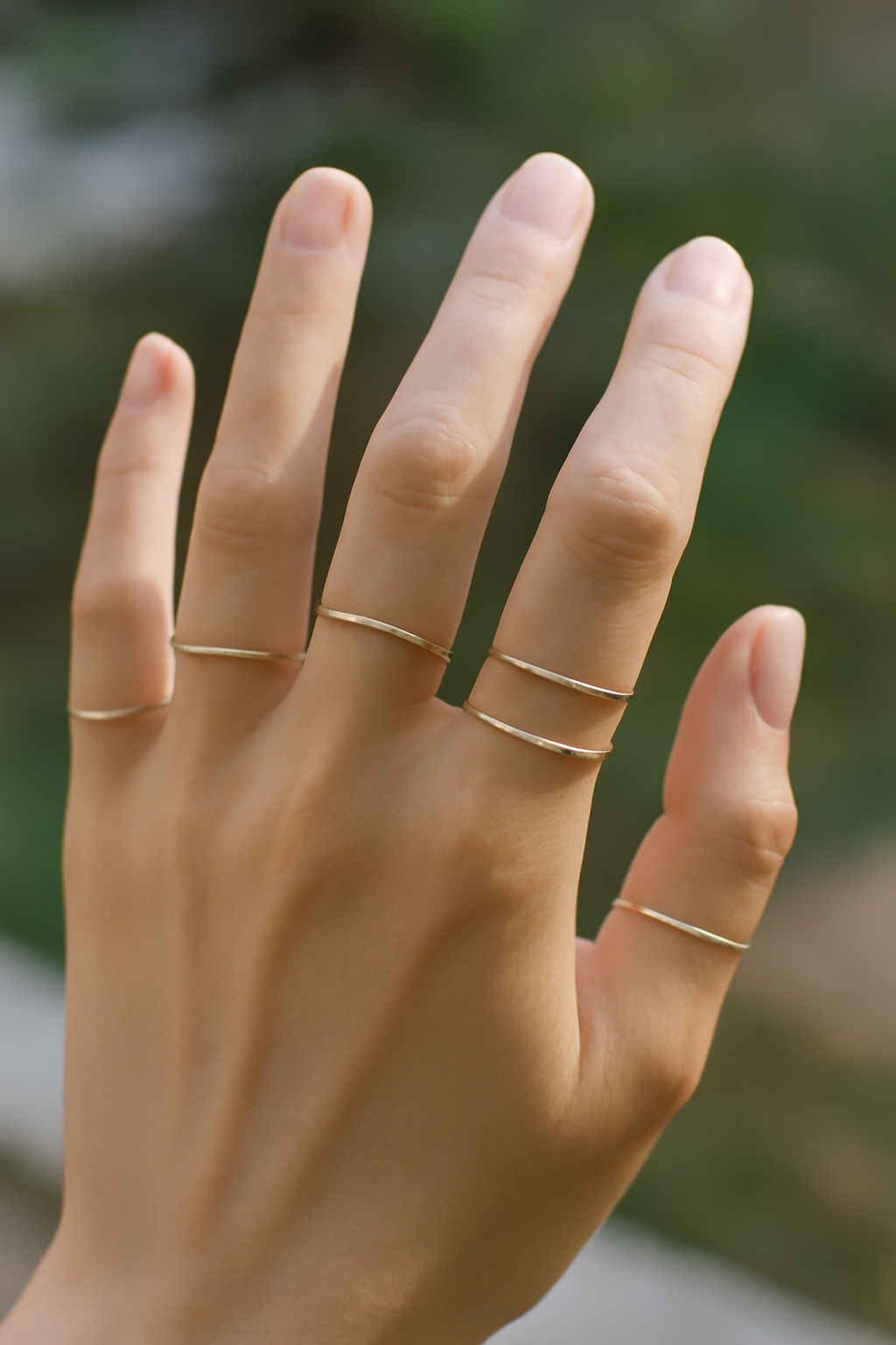 découvrez tout sur les bagues de phalange : guide des tailles, conseils pour un confort optimal et idées d'assortiments tendances pour sublimer votre style.