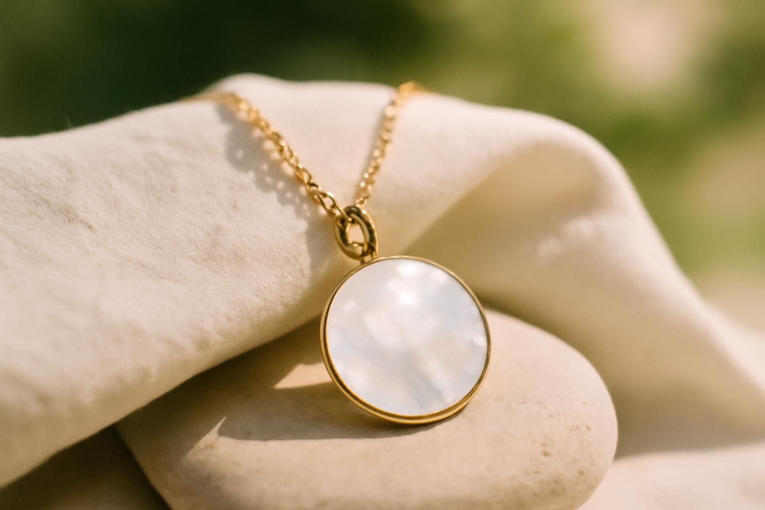 découvrez si la nacre est hypoallergénique et adaptée aux peaux sensibles. explorez les liens entre nacre et allergies pour choisir vos bijoux en toute sécurité.