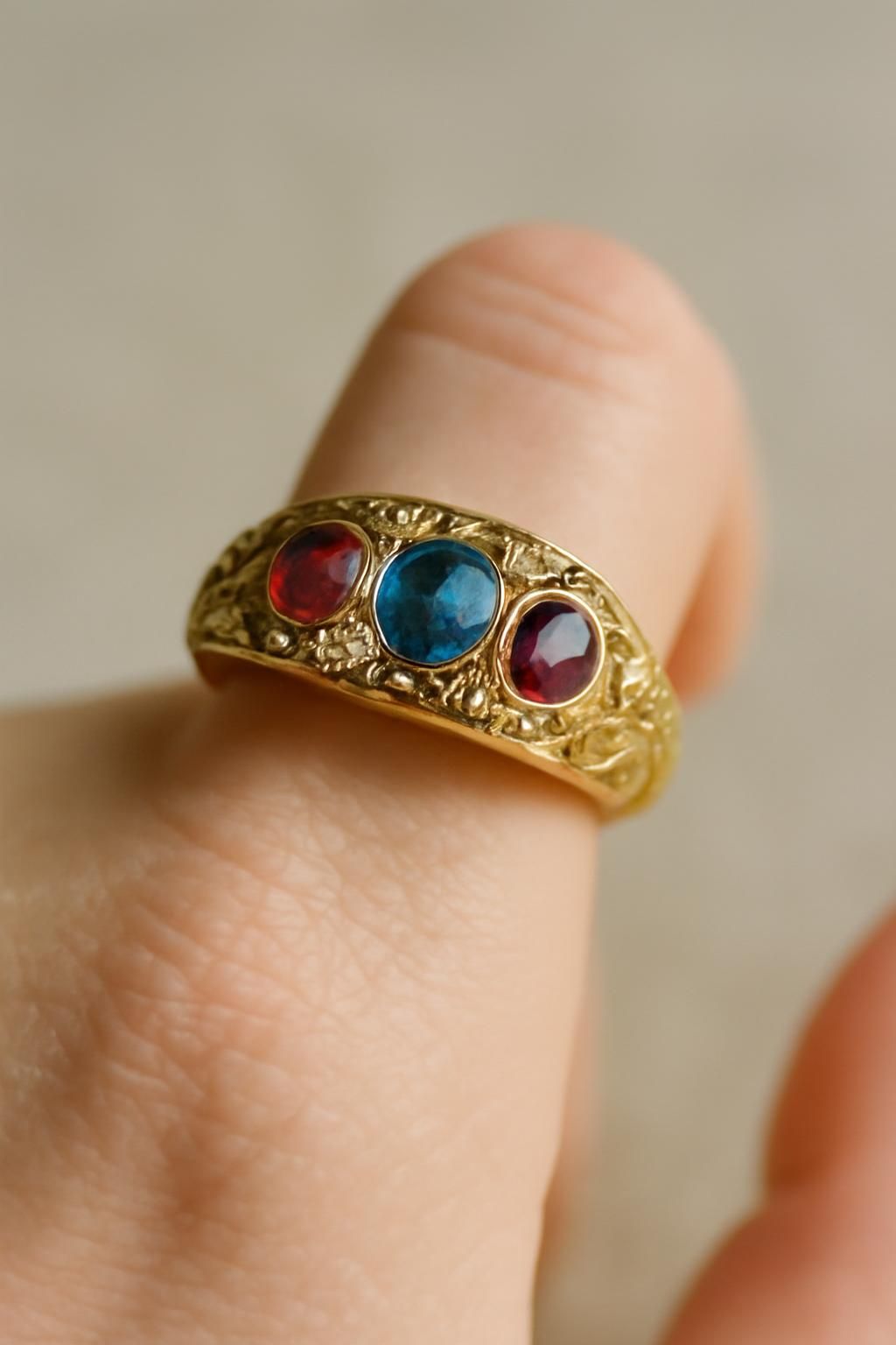 découvrez la signification de la bague au pouce et les différences entre femmes et hommes dans le port de ce bijou original.