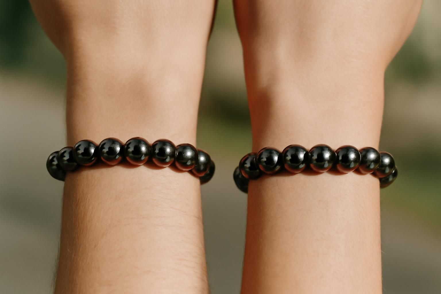 découvrez les propriétés de l'hématite, le code de port recommandé et apprenez si vous devez la porter au poignet gauche ou droit pour bénéficier de ses bienfaits.