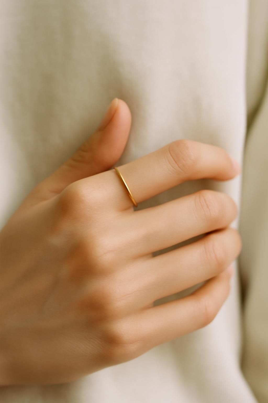 découvrez les différences symboliques et culturelles entre porter une bague au pouce gauche et au pouce droit, et ce que ces choix signifient réellement.
