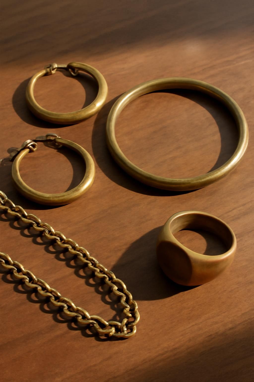 découvrez les avantages et inconvénients des bijoux en laiton, ainsi que des conseils pour prévenir et traiter leur oxydation afin de préserver leur éclat.