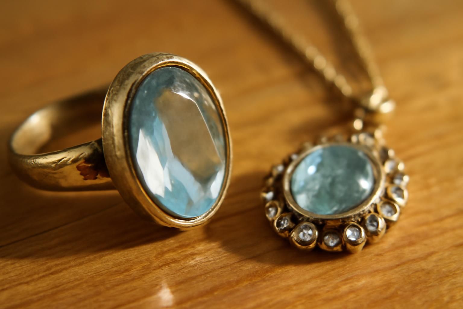 découvrez les 7 signes incontournables pour reconnaître un bijou en toc et éviter les contrefaçons grâce à nos conseils pratiques.