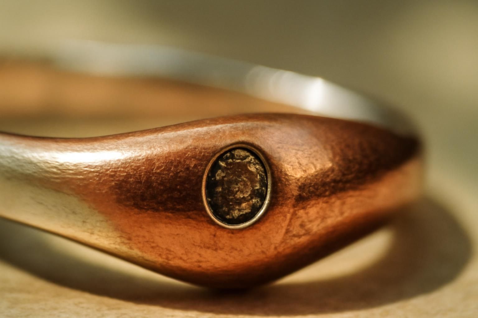 découvrez à quoi ressemble vraiment un poinçon vermeil, son apparence, ses caractéristiques et comment le reconnaître pour authentifier vos bijoux.