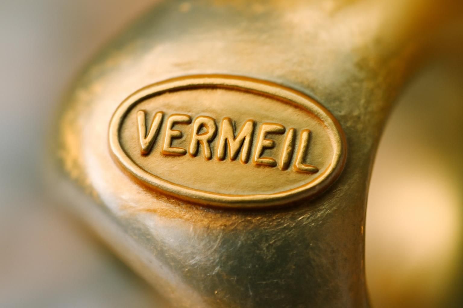 découvrez à quoi ressemble vraiment un poinçon vermeil, ses caractéristiques et comment l'identifier sur vos bijoux en argent doré.