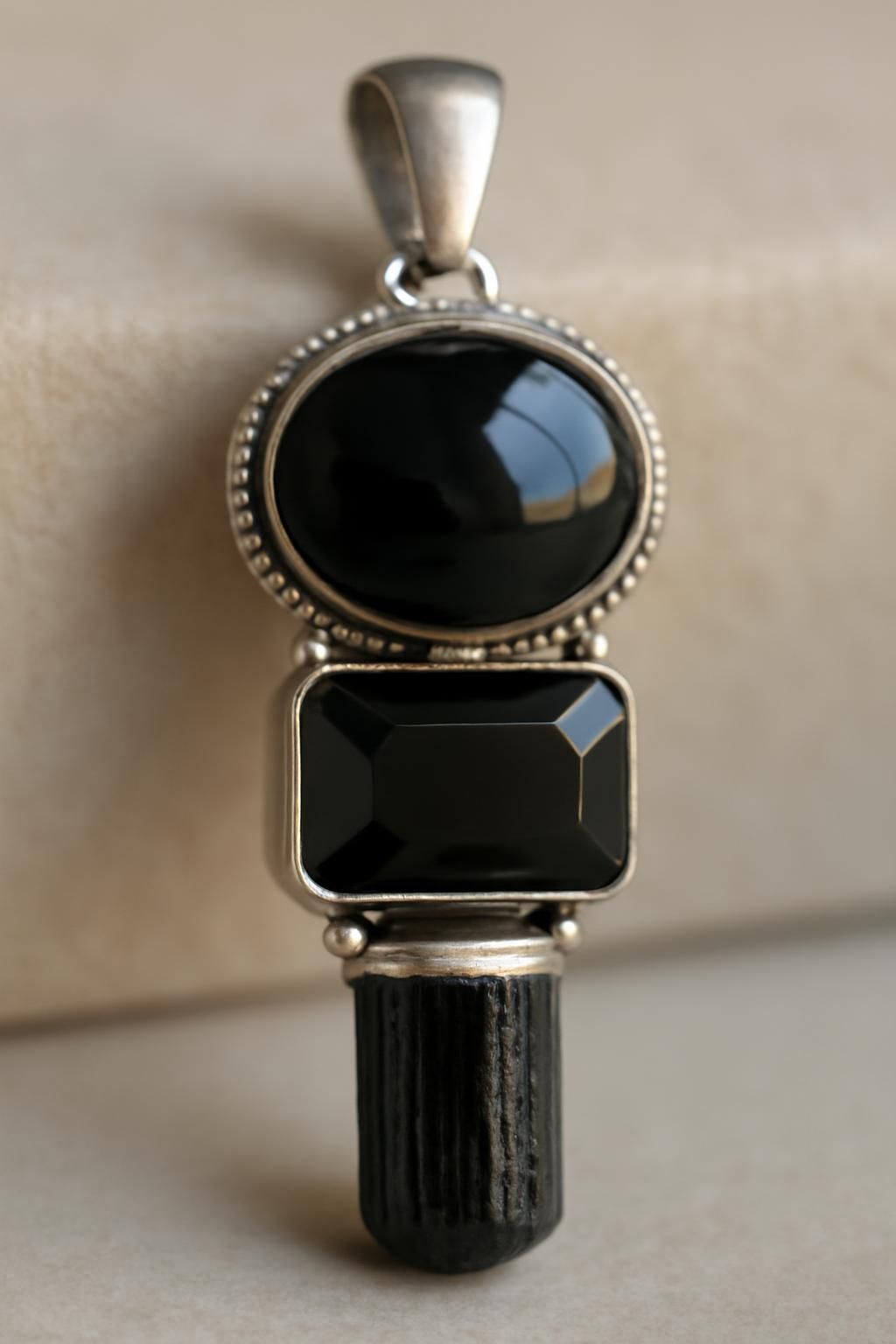 découvrez les différences entre l'onyx, l'obsidienne et la tourmaline noire pour choisir la pierre idéale de votre bijou.