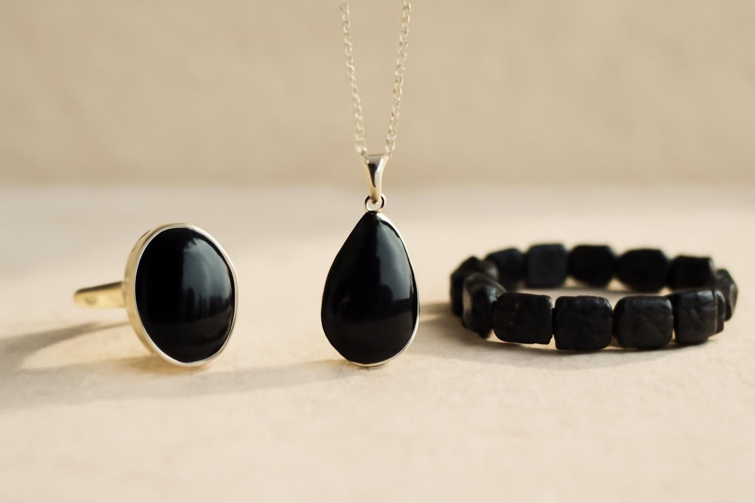 découvrez les différences entre l'onyx, l'obsidienne et la tourmaline noire pour choisir la pierre idéale de votre bijou.