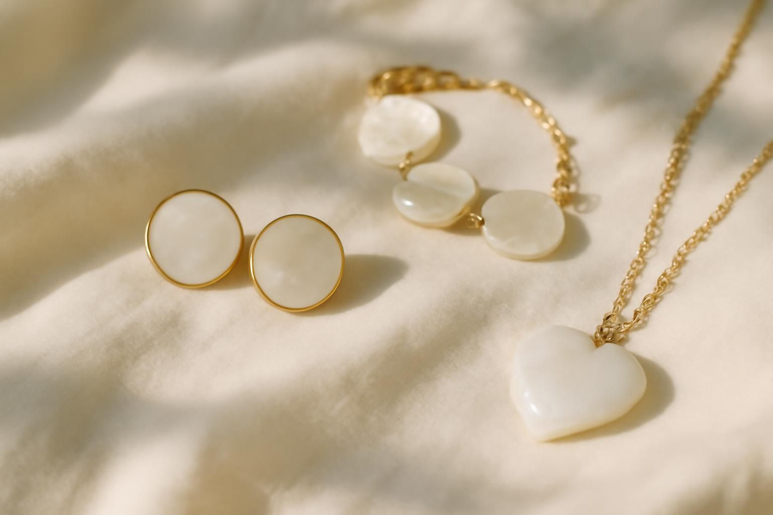 découvrez la durabilité des bijoux fantaisie en nacre : conseils d'entretien et astuces pour préserver leur éclat dans le temps.