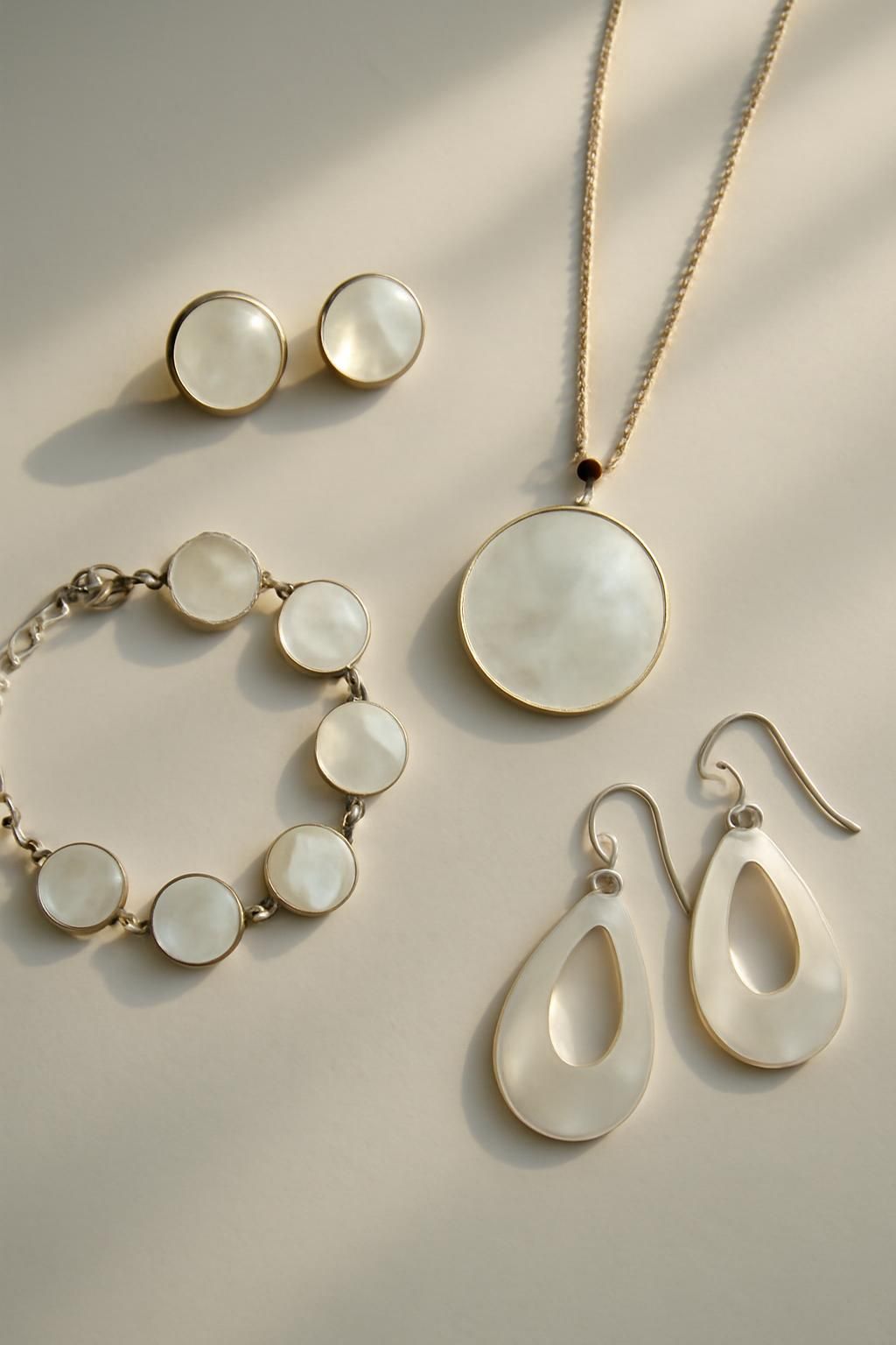découvrez la durabilité des bijoux fantaisie en nacre et apprenez comment en prendre soin pour qu'ils conservent tout leur éclat au fil du temps.