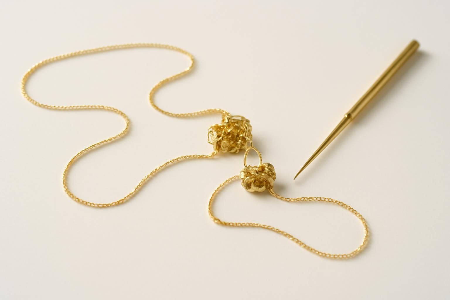 découvrez nos astuces simples et efficaces pour éviter les nœuds sur vos chaînes fines et garder vos bijoux toujours impeccables.
