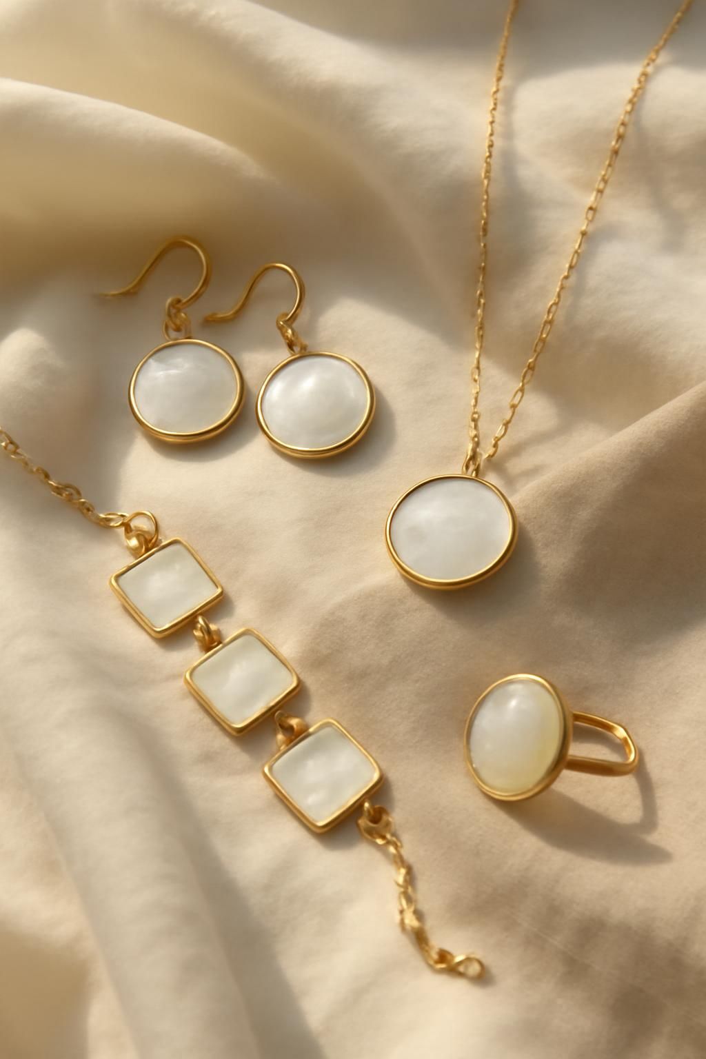 découvrez des idées d'associations, conseils de tenues et limites à respecter pour porter des bijoux en nacre avec élégance et style.