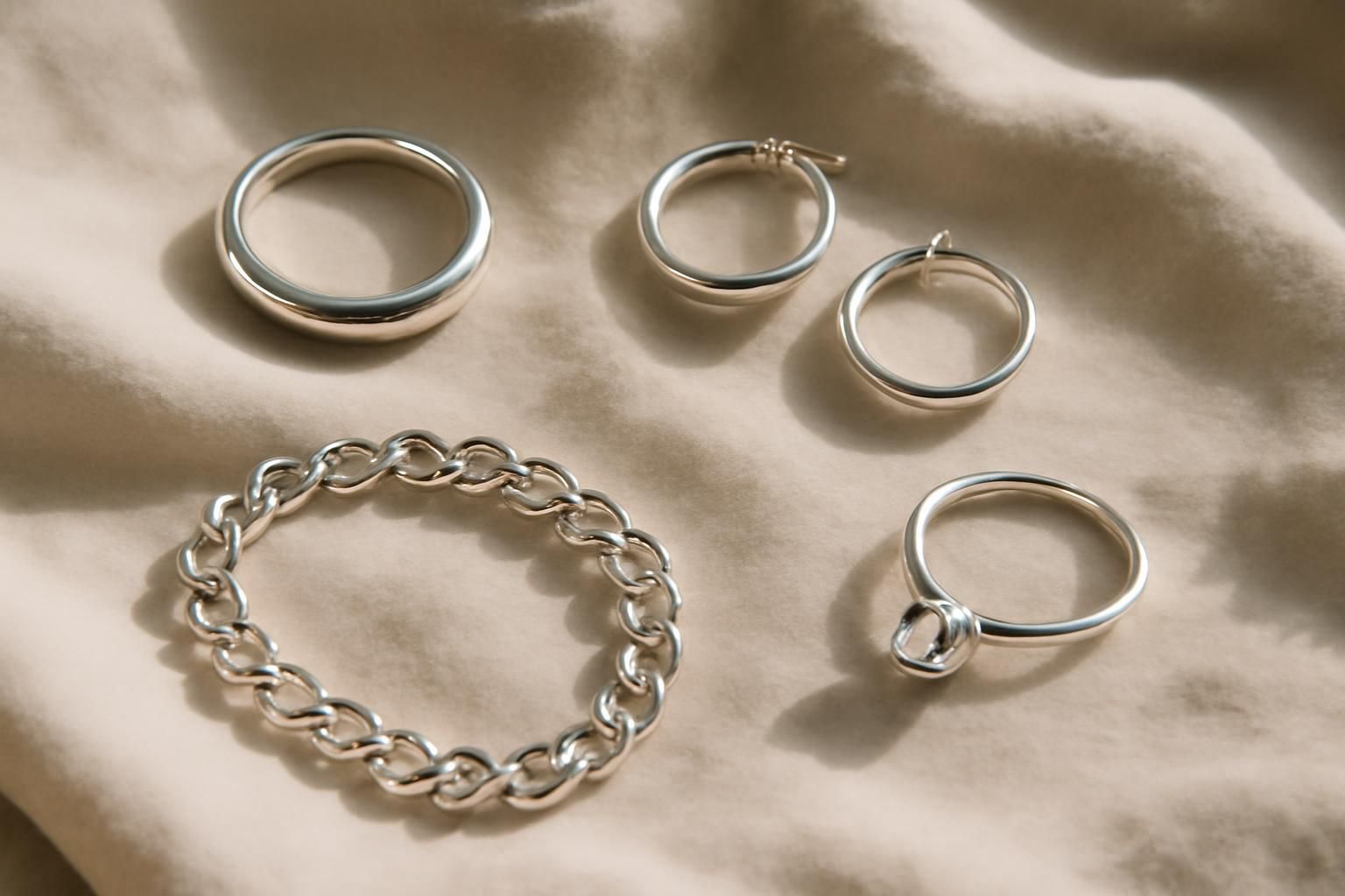 découvrez des méthodes efficaces et sécurisées pour nettoyer l'argent oxydé, ainsi que les produits à éviter pour préserver l'éclat de vos objets en argent.