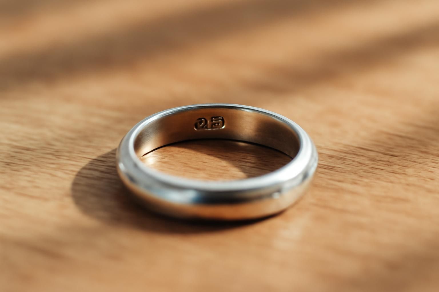 découvrez comment identifier facilement un bijou en argent 925 grâce à nos conseils pratiques et astuces pour reconnaître l'authenticité de vos bijoux.