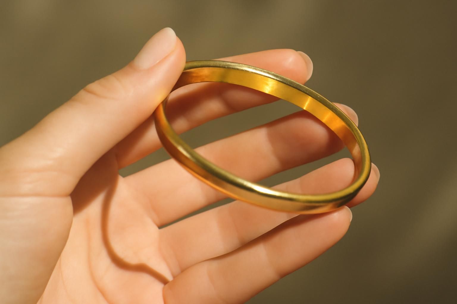 découvrez comment identifier un bijou plaqué or grâce à nos conseils simples et efficaces pour reconnaître la finition, les marques et la qualité.
