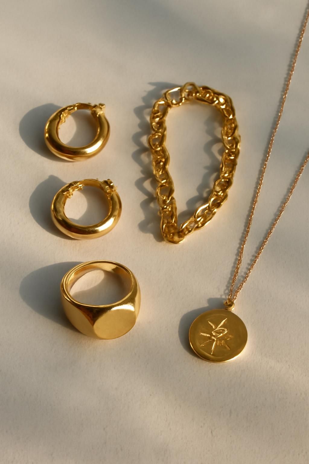 découvrez la signification de l'indication commerciale « plaqué or 18/24 carats » et apprenez à reconnaître la qualité et la valeur de vos bijoux plaqués or.