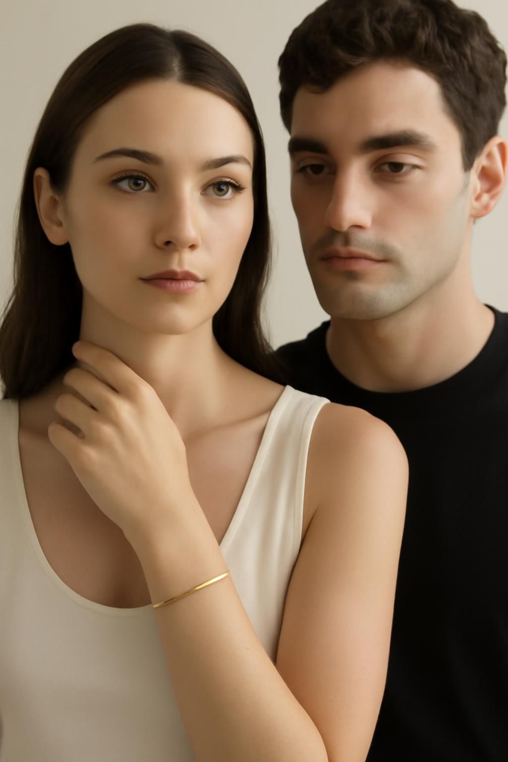 découvrez la signification du port du bracelet au poignet gauche versus droit, pour les hommes et les femmes, et ce que cela révèle sur votre style et votre personnalité.